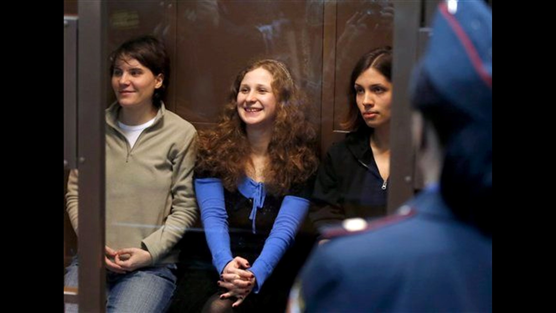Moscow Court Frees 1 Of 3 Pussy Riot Members Cbs8