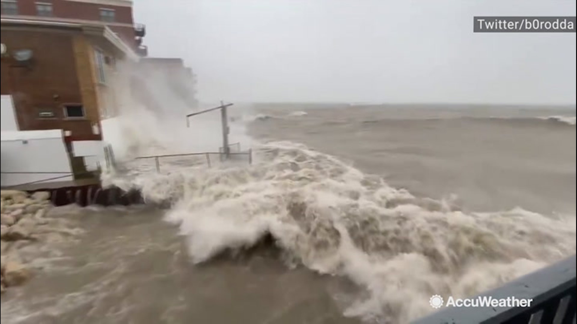 Fierce winds stir up big waves on Lake Michigan | cbs8.com
