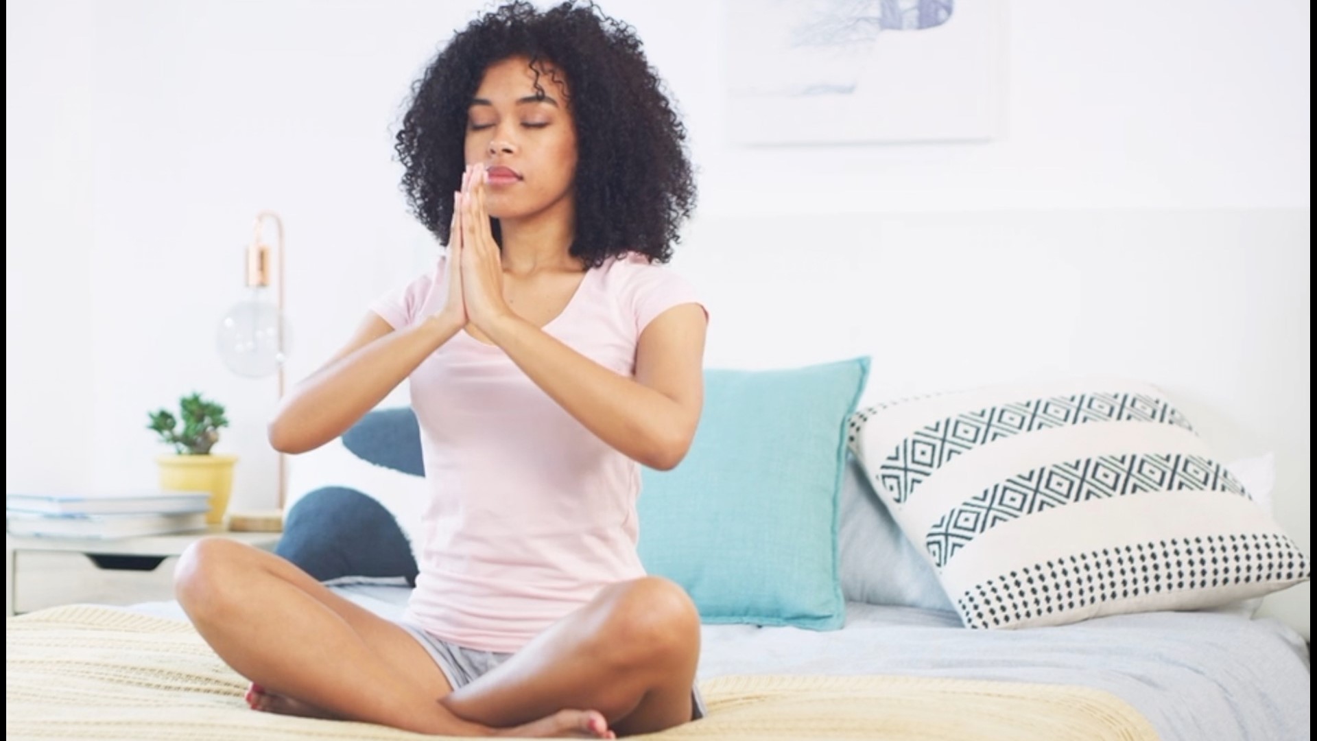 Mindfulness meditation has a long list of benefits that can reduce anxiety and stress. Buzz60's Chloe Hurst has the story!