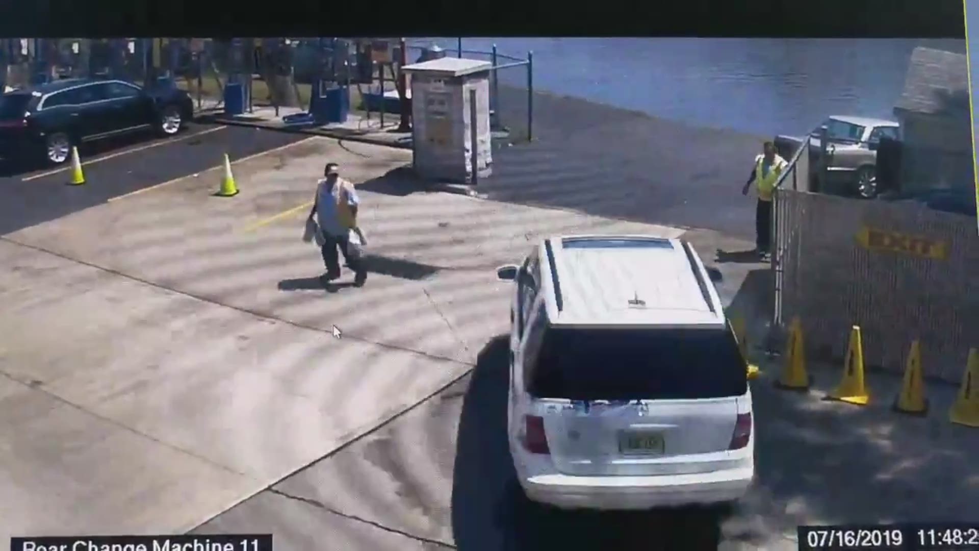 Driver plunges into Hackensack river | cbs8.com