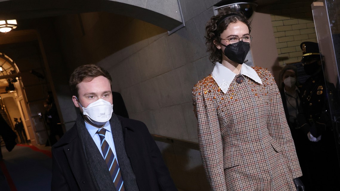 Ella Emhoff Modeling Debut With Proenza Schouler Ny Fashion Week Cbs8 Com