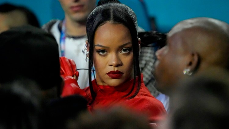 How much is Rihanna getting paid for the Super Bowl halftime show?