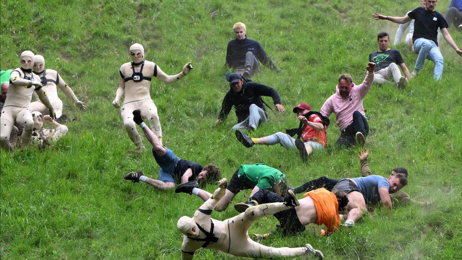 photos-cooper-s-hill-cheese-rolling-race-returns-in-2025-cbs8