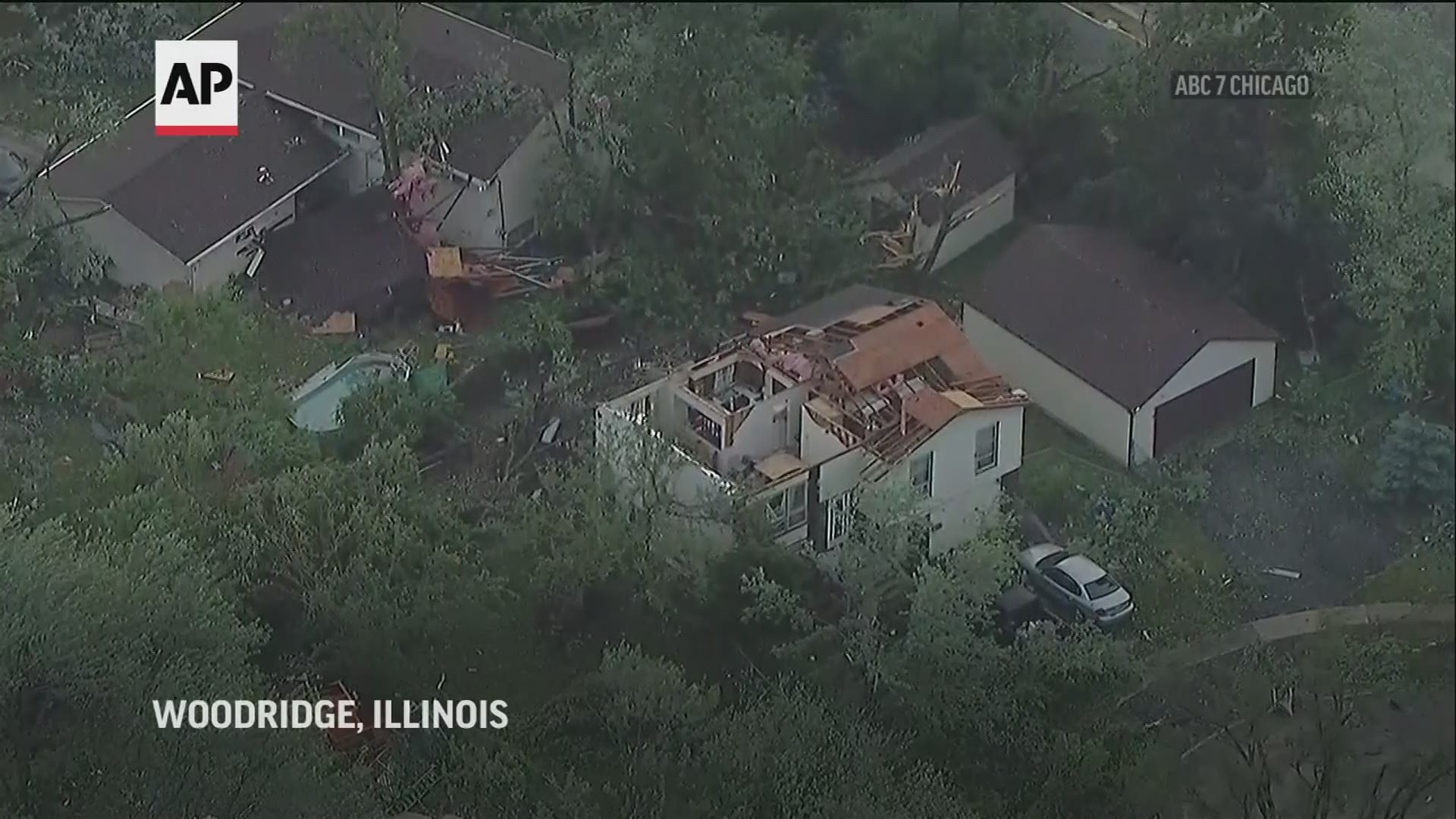 Tornado hits suburban Chicago, causes damage | cbs8.com