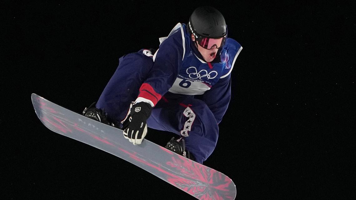 With a broken arm, USA's Ollie Martin competed in the snowboard