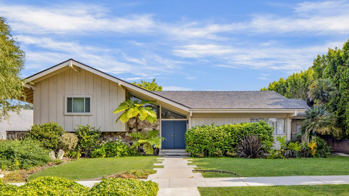 Brady Bunch house for sale for nearly $1.9 million for the first time since  the TV show last aired - CBS News
