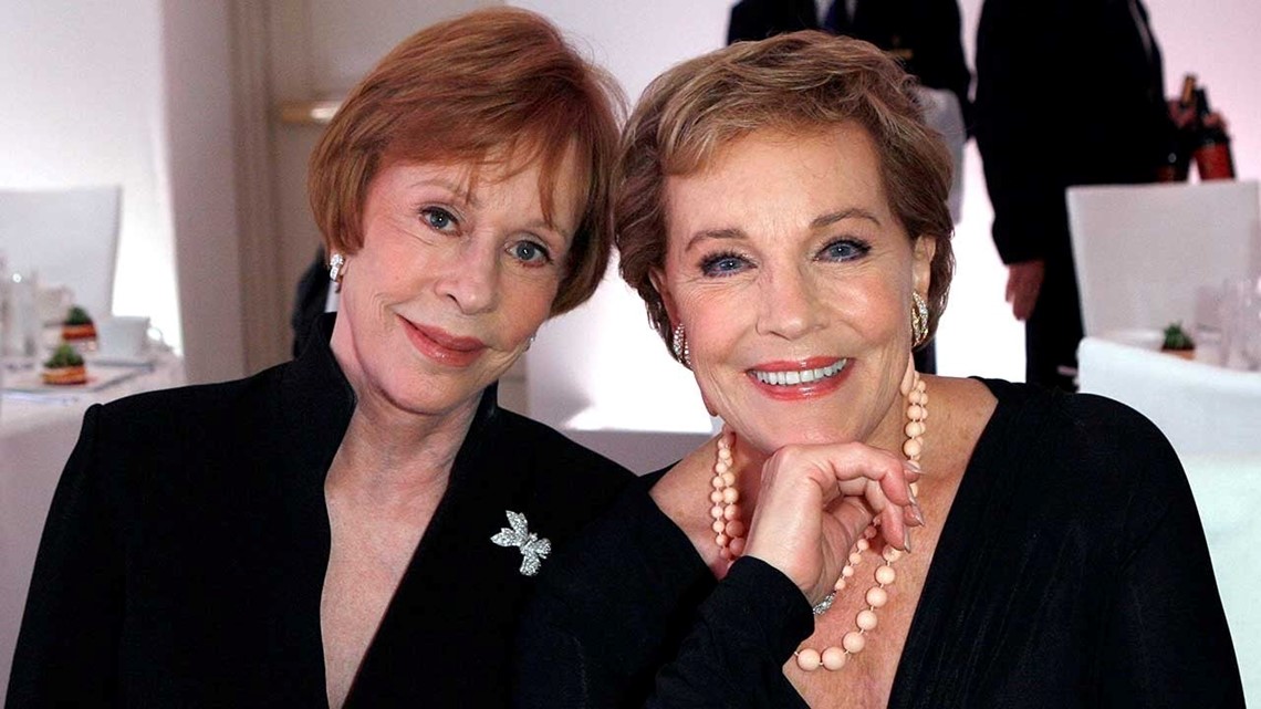 Julie Andrews Reveals a Former First Lady Caught Her Kissing Carol ...