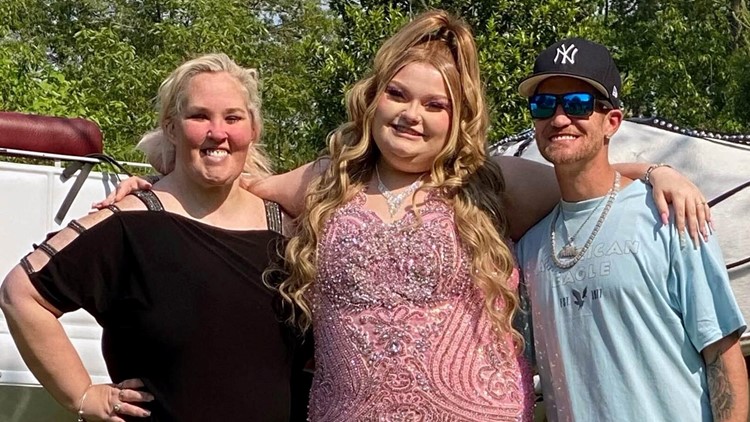 Alana Honey Boo Boo Thompson Poses for Prom Pics With Mama June