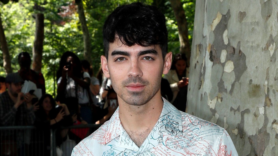 Joe Jonas Shows Off New Blonde Hair 7778