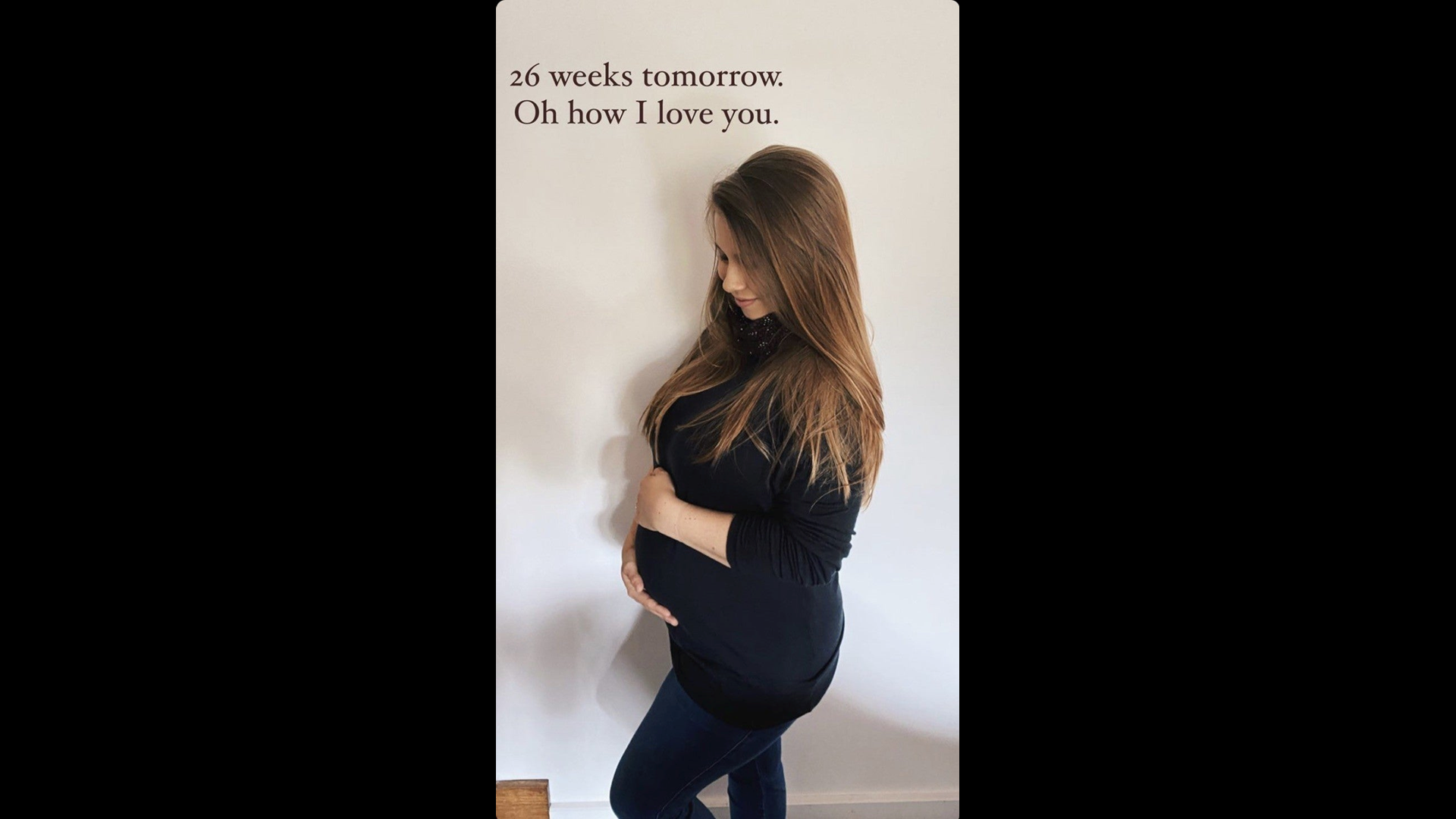 Pregnant Bindi Irwin Celebrates Hitting 26 Weeks With Sweet Baby Bump(01)