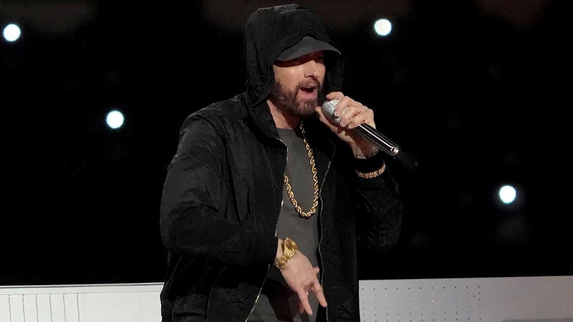 50 Cent drops in for surprise appearance, Eminem takes a knee during Super  Bowl halftime