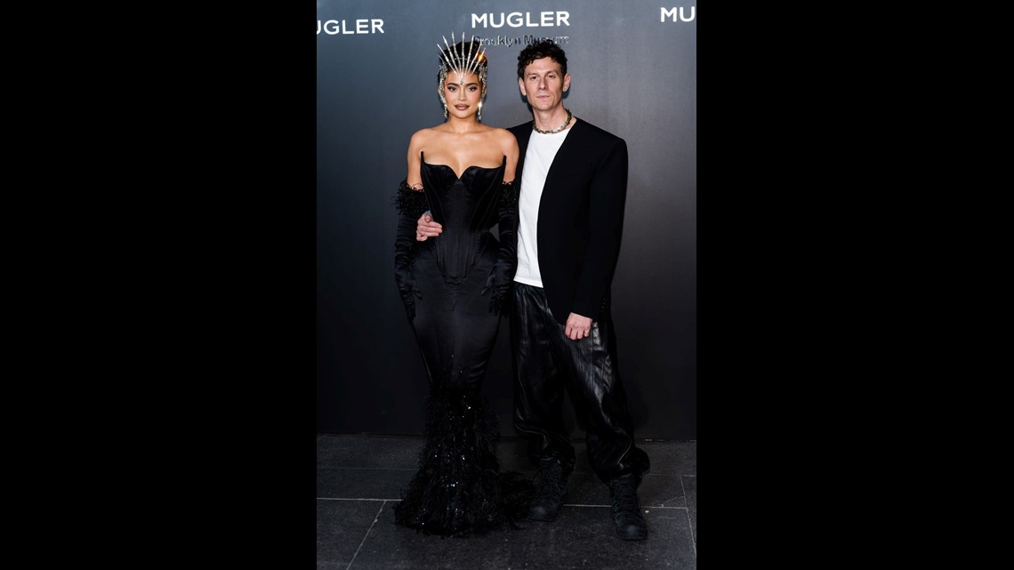 Kylie Jenner Shuffles Onto Red Carpet in Fitted Gown While Wearing  Diamond-Covered Crown: 'It's Worth It!' | cbs8.com