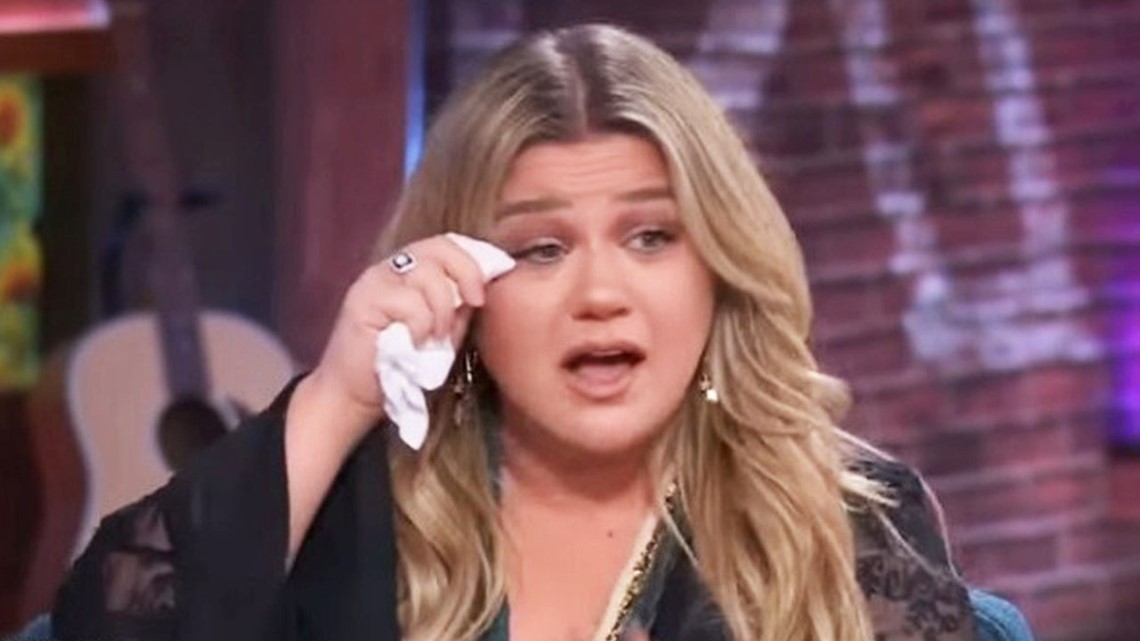 Kelly Clarkson Cries After Touching Message About Daughter's Learning  Disability | cbs8.com