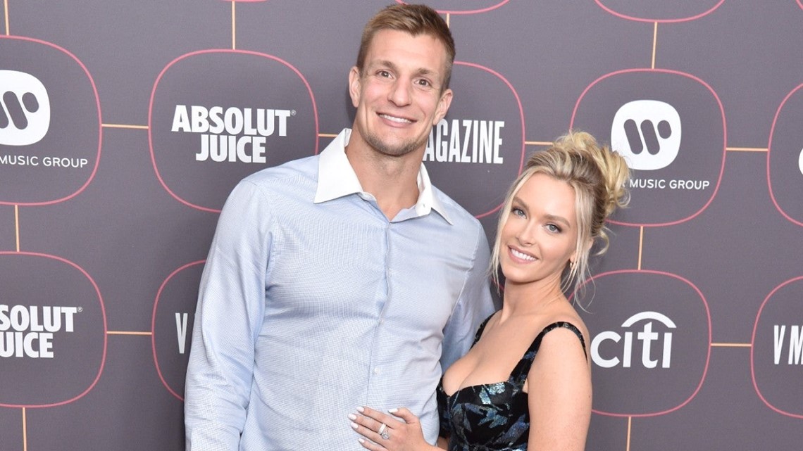Camille Kostek grabs on-field photo — and on-field kisses — with Rob  Gronkowski - The Boston Globe