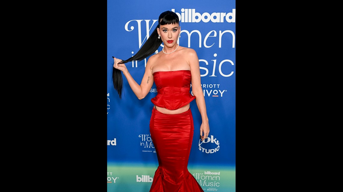 katy perry red corset dress Katy Perry con red dress energy simplemente icnica. Hermosa, pero con impacto amamos su vibe siempre se ve perfecta. katyperry #revistatu # katyperry #katyperryfans