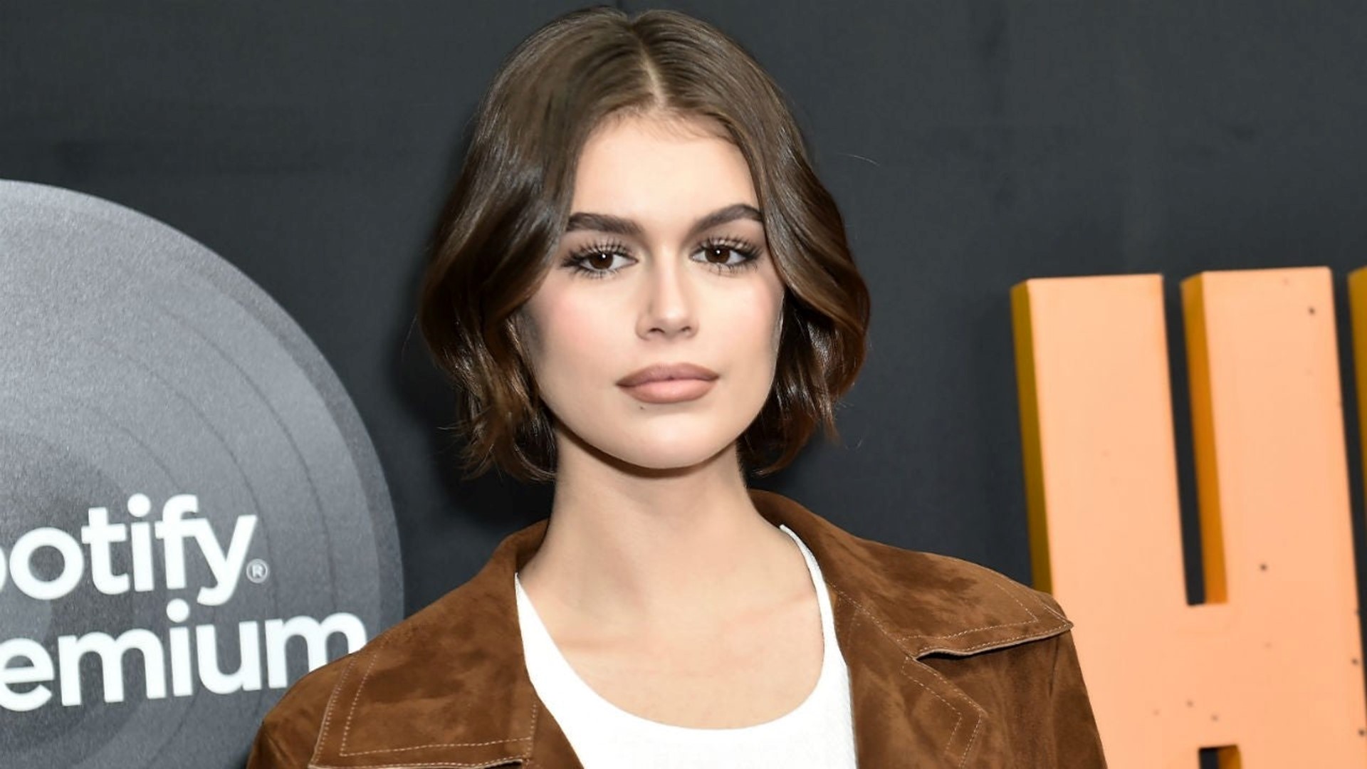 Kaia Gerber Shows Off Arm Cast in a Bikini After Breaking Wrist in a ...
