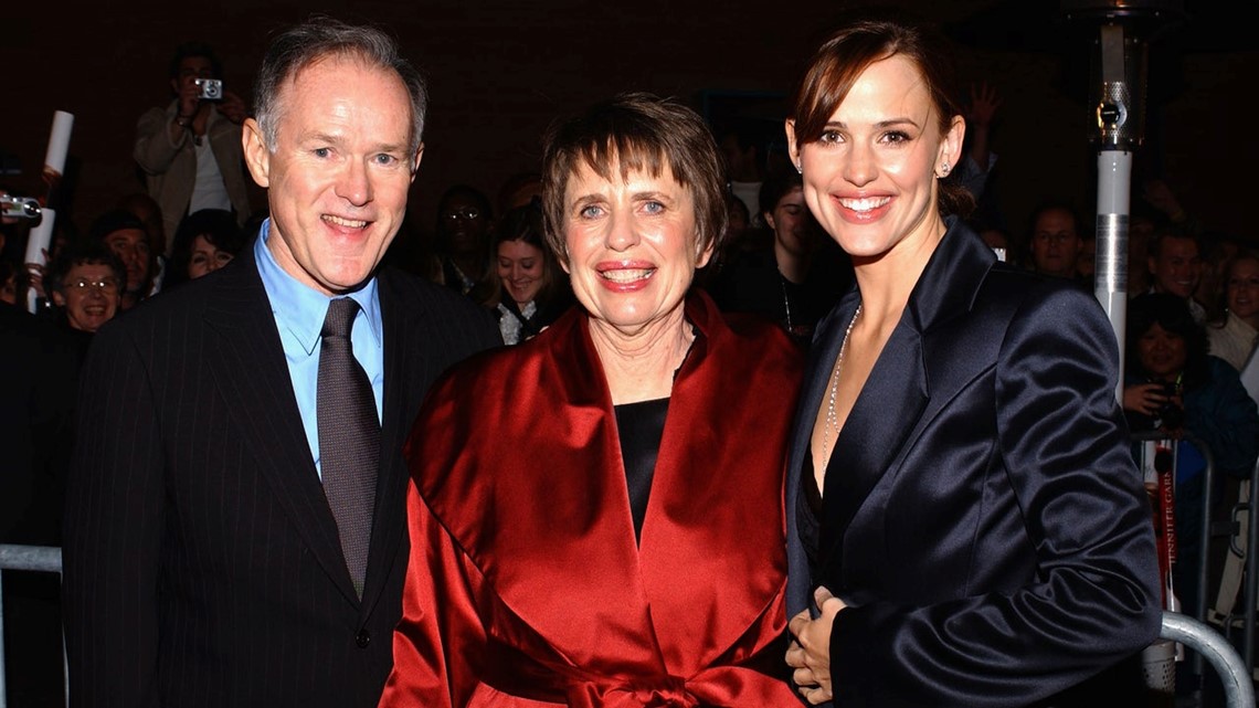 Jennifer Garner Mourns Death of Dad William at 85 He 'Passed