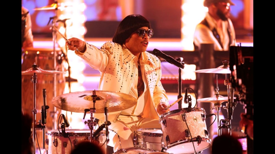 Watch Silk Sonic Open the 2022 Grammys With “777”