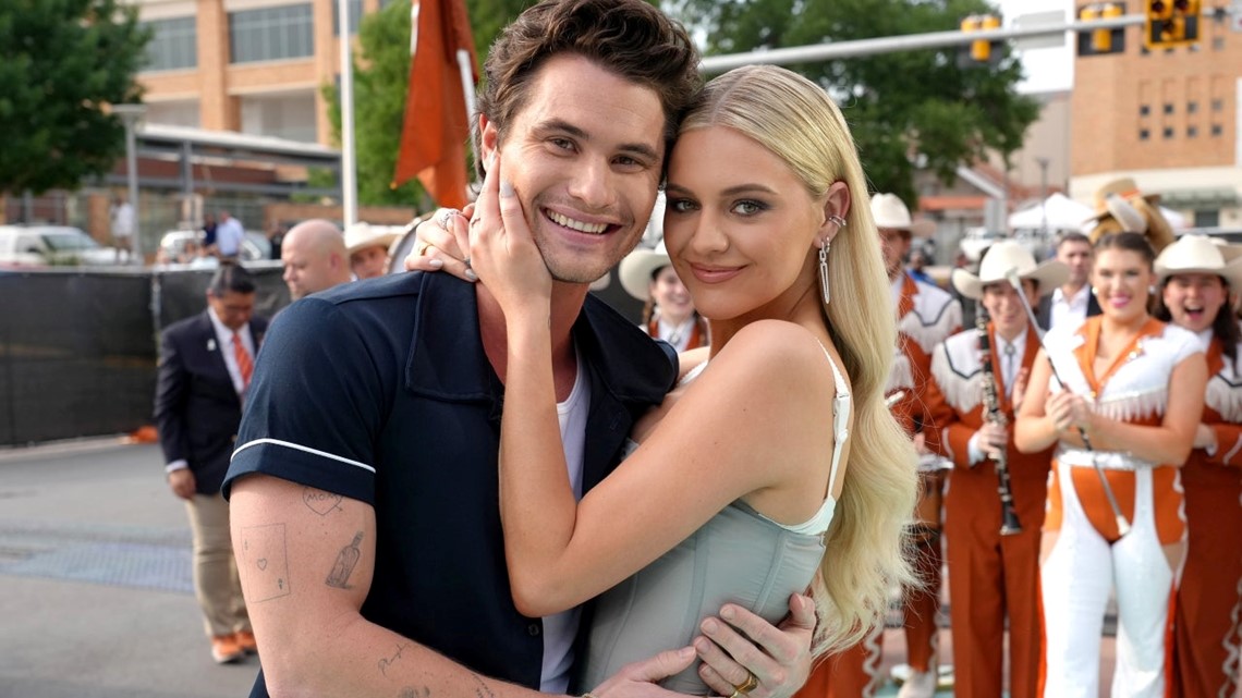 Kelsea Ballerini and Chase Stokes Share Beach Snaps From Romantic Getaway |  cbs8.com