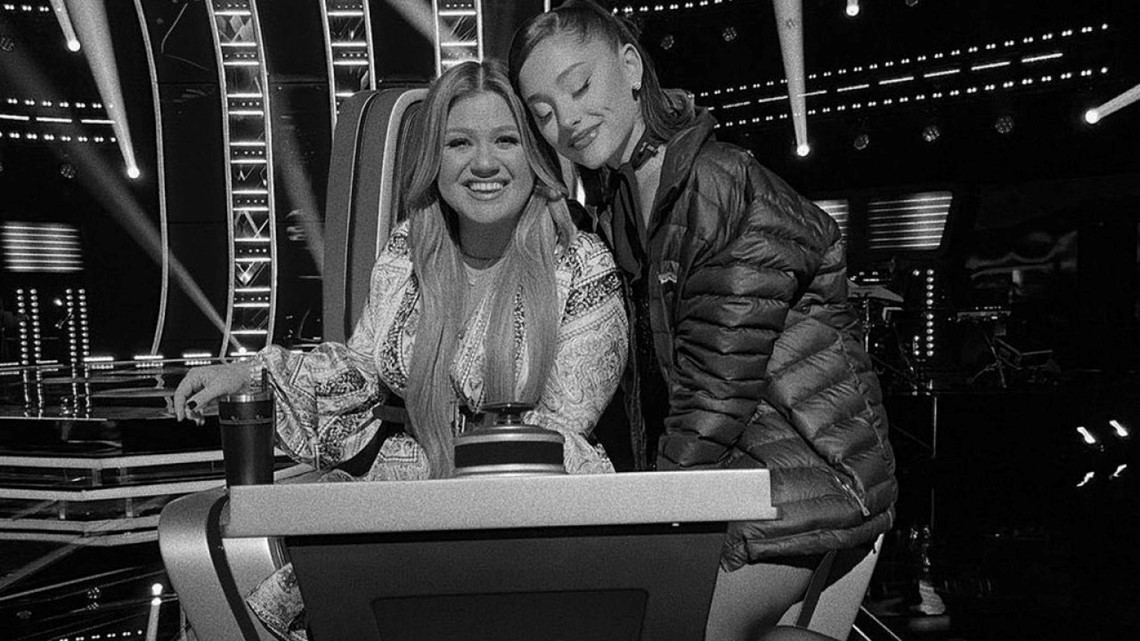 Kelly Clarkson And Ariana Grande Look Back At Their 13 Twitter Exchange And Preview Christmas Duet Cbs8 Com