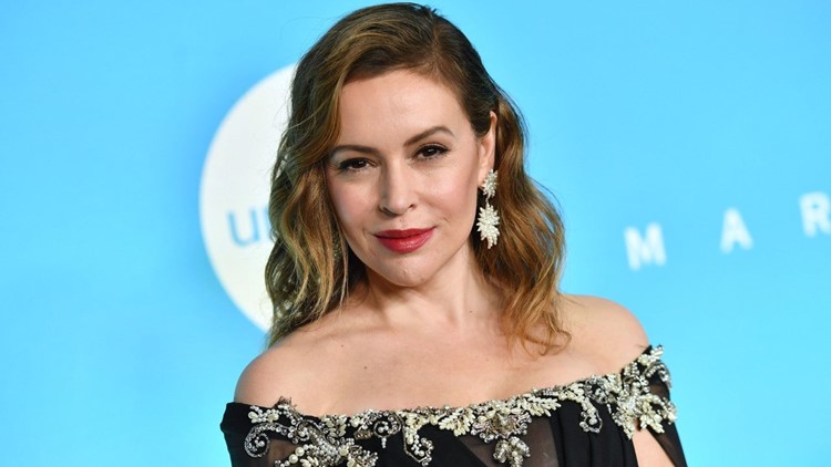 Alyssa Milano Reveals She Had Covid 19 And Felt Like She Was Dying Cbs8 Com