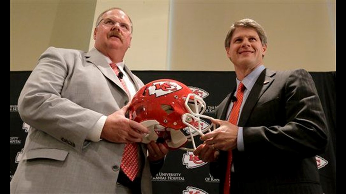 Chiefs pick Romeo Crennel as head coach - CBS News