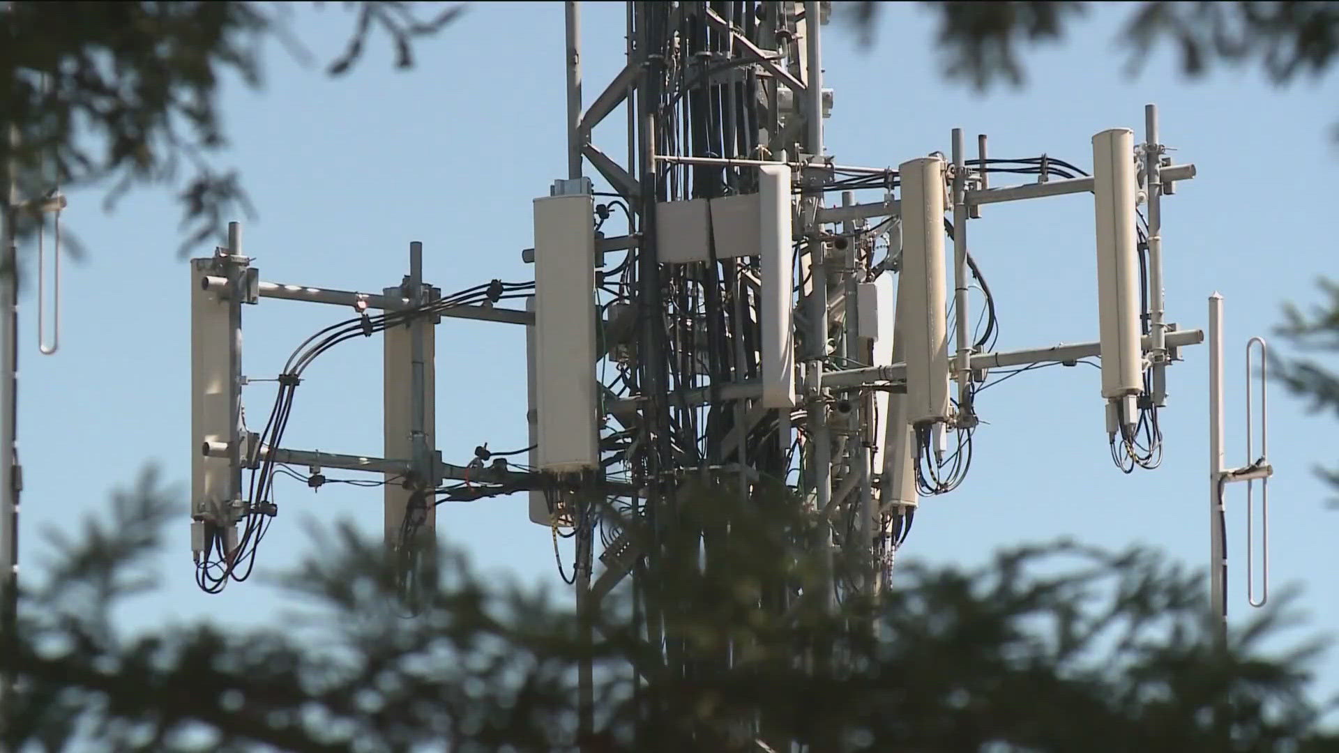 Bay Ho residents opposed a proposed AT&T cell tower in Cadman Park, calling it an eyesore and expressing concerns for safety.