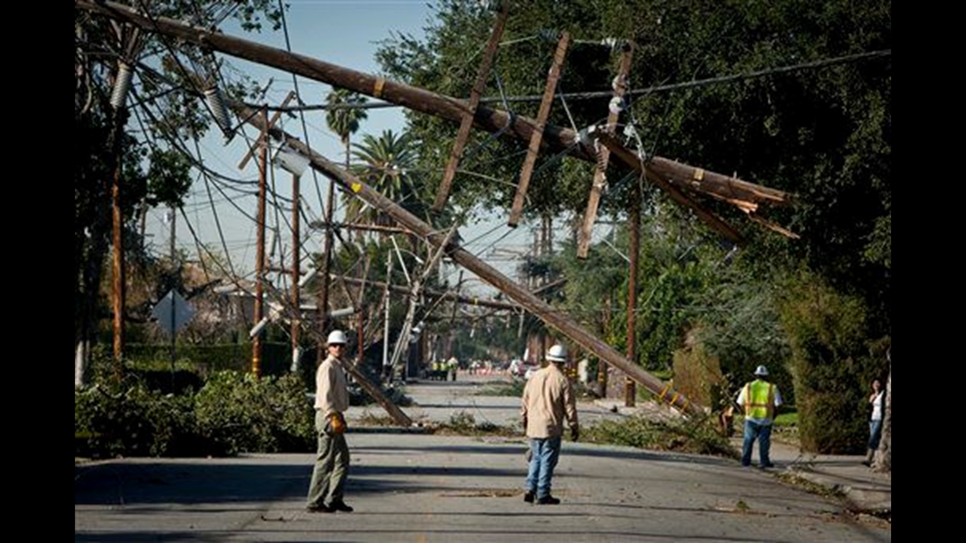 Calif. residents grapple with windstorm cleanup Calif. residents grapple with windstorm cleanup