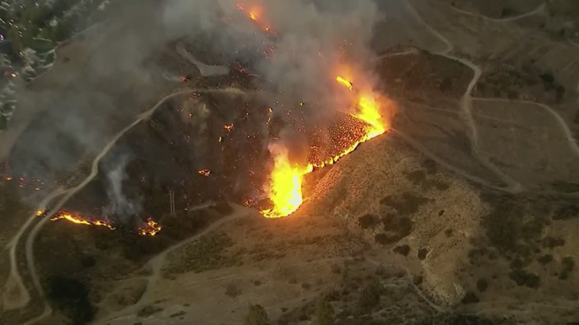 Brush fire in Simi Valley prompts thousands of evacuations | cbs8.com