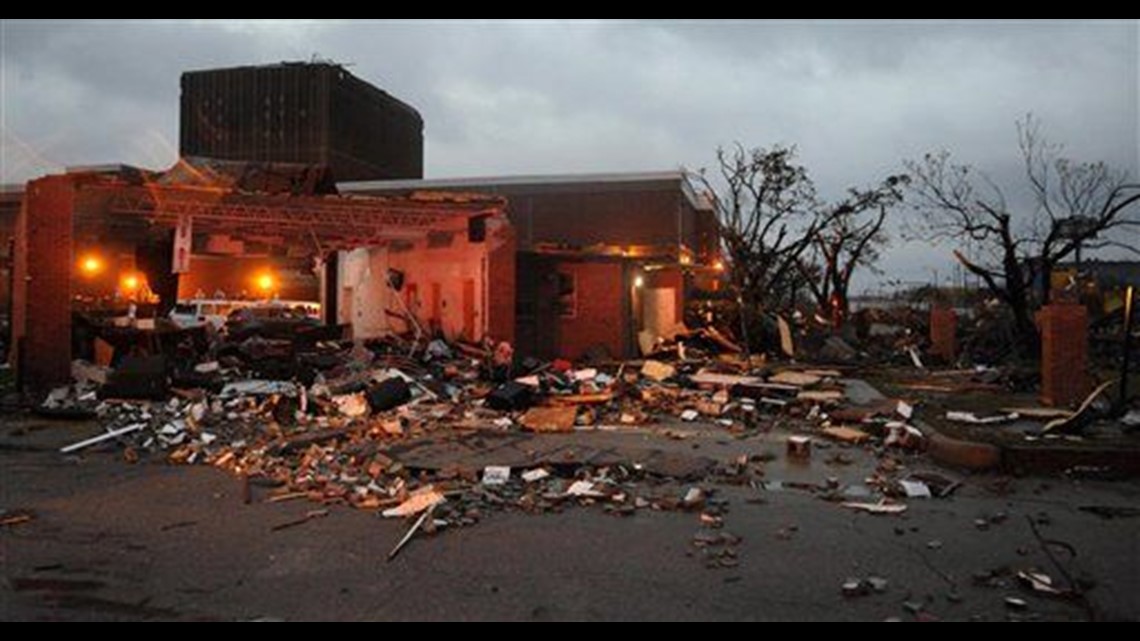 Homes wrecked, dozen hurt in Mississippi tornado
