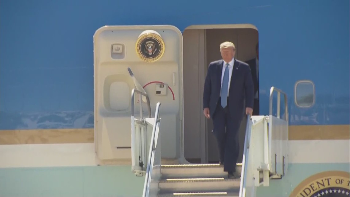 8X10 PHOTO BT355 DONALD TRUMP EXITS AIR FORCE ONE AFTER LANDING IN  TULSA 