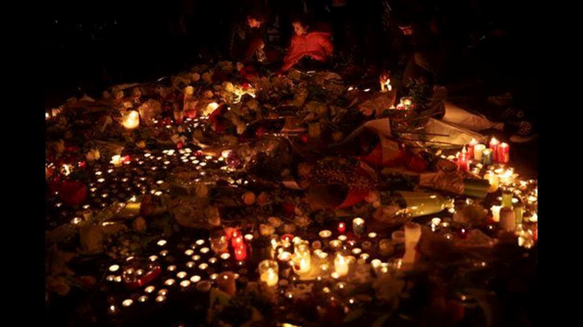 Eiffel Tower Goes Dark As France Mourns 129 Dead