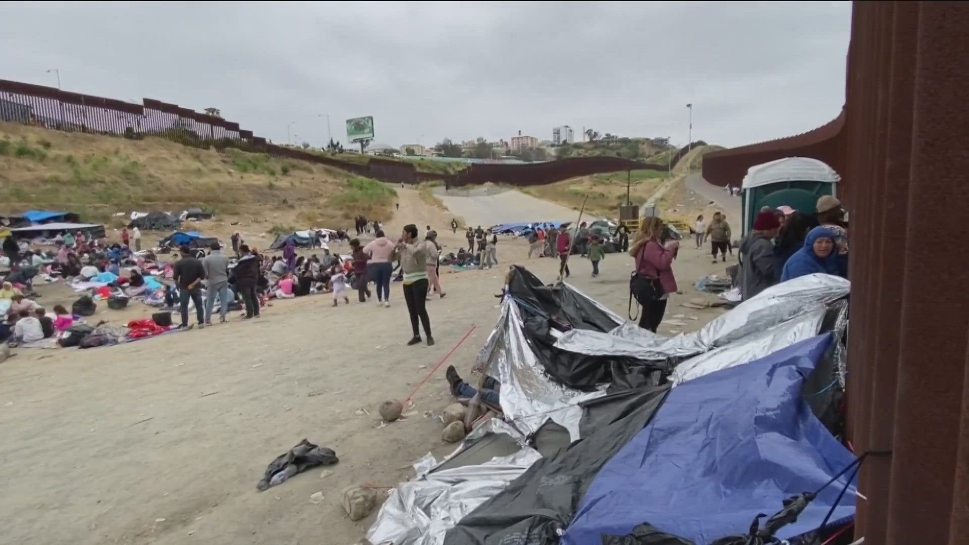 Hundreds of migrants, including several young children, gathered near the border fence