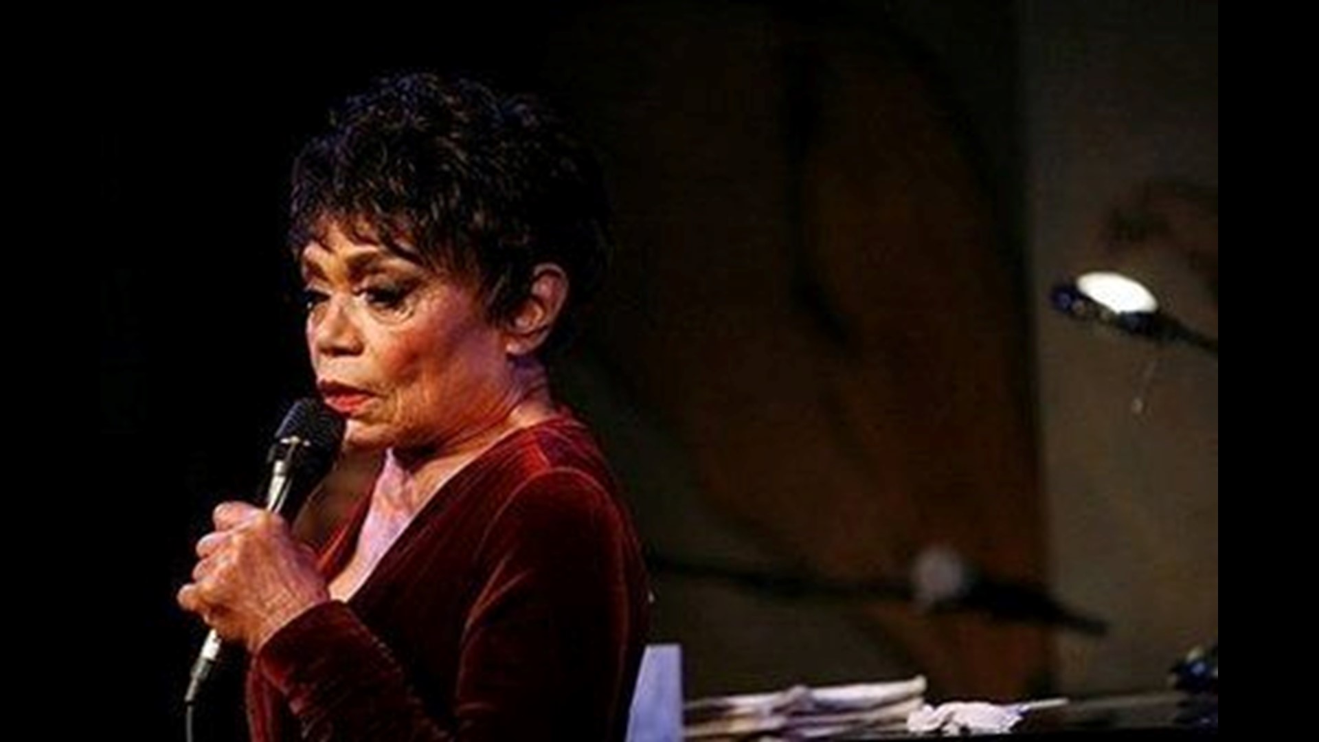 Sultry Entertainer Eartha Kitt Dies Of Cancer