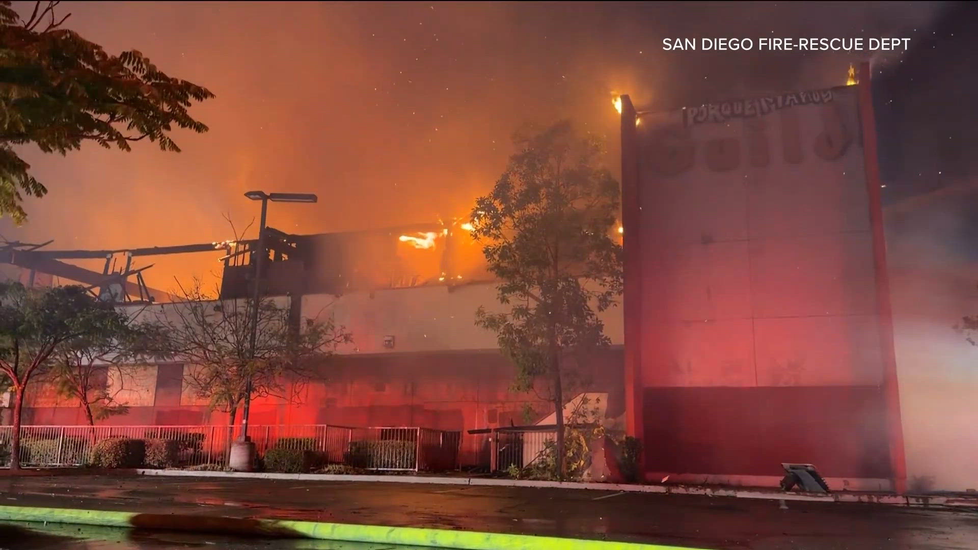 Massive fire breaks out at abandoned building in Serra Mesa | cbs8.com