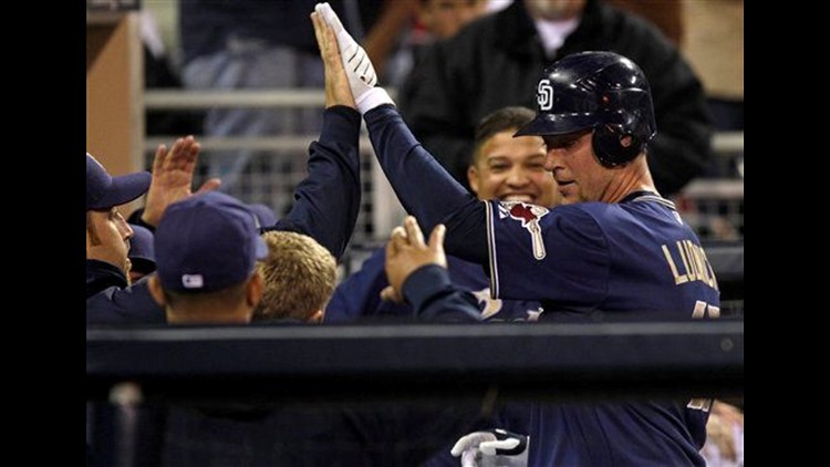 Jones lifts Braves with walk-off shot