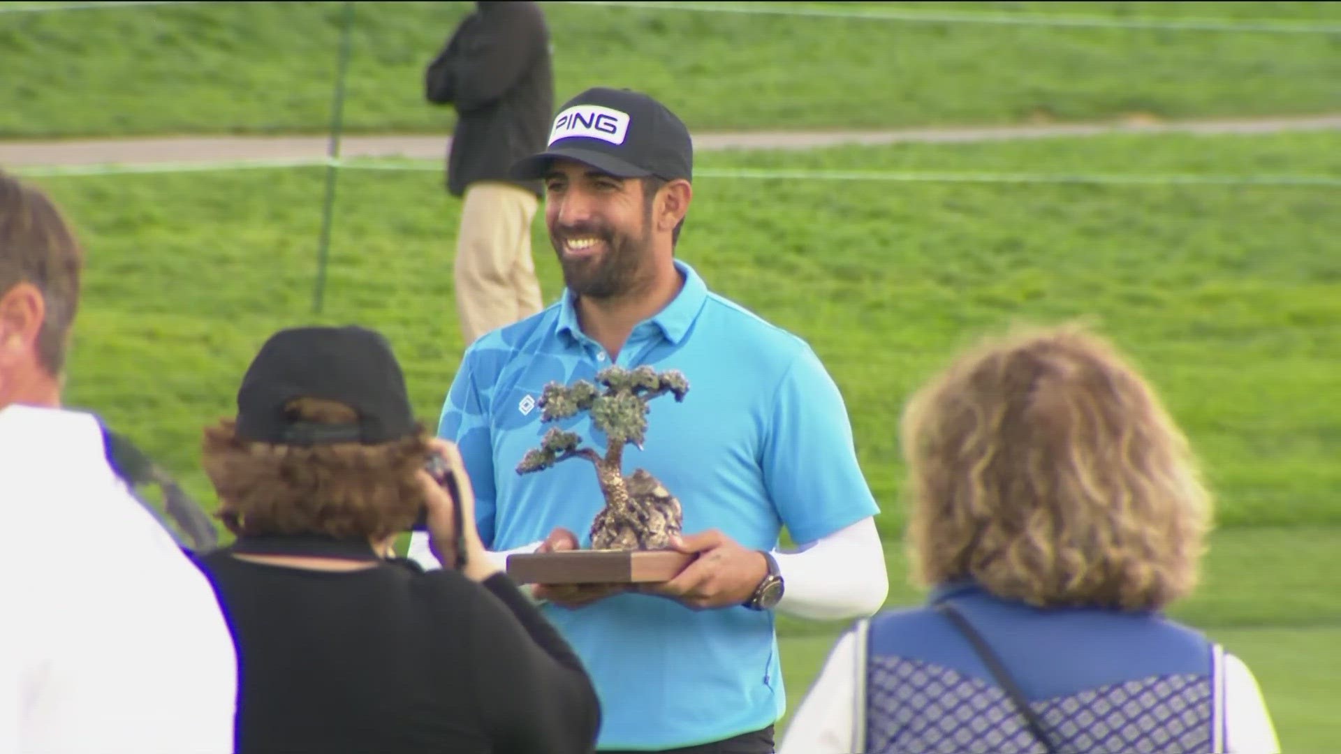 Pavon made an 8-foot putt for a dramatic birdie on No. 18 at Torrey Pines South for a one-shot victory in the Farmers Insurance Open on Saturday.
