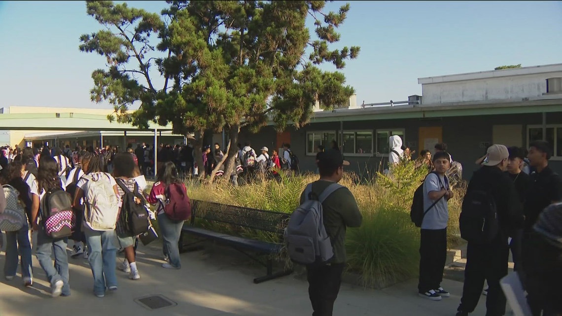 San Diego Unified School District students head back to school | cbs8.com