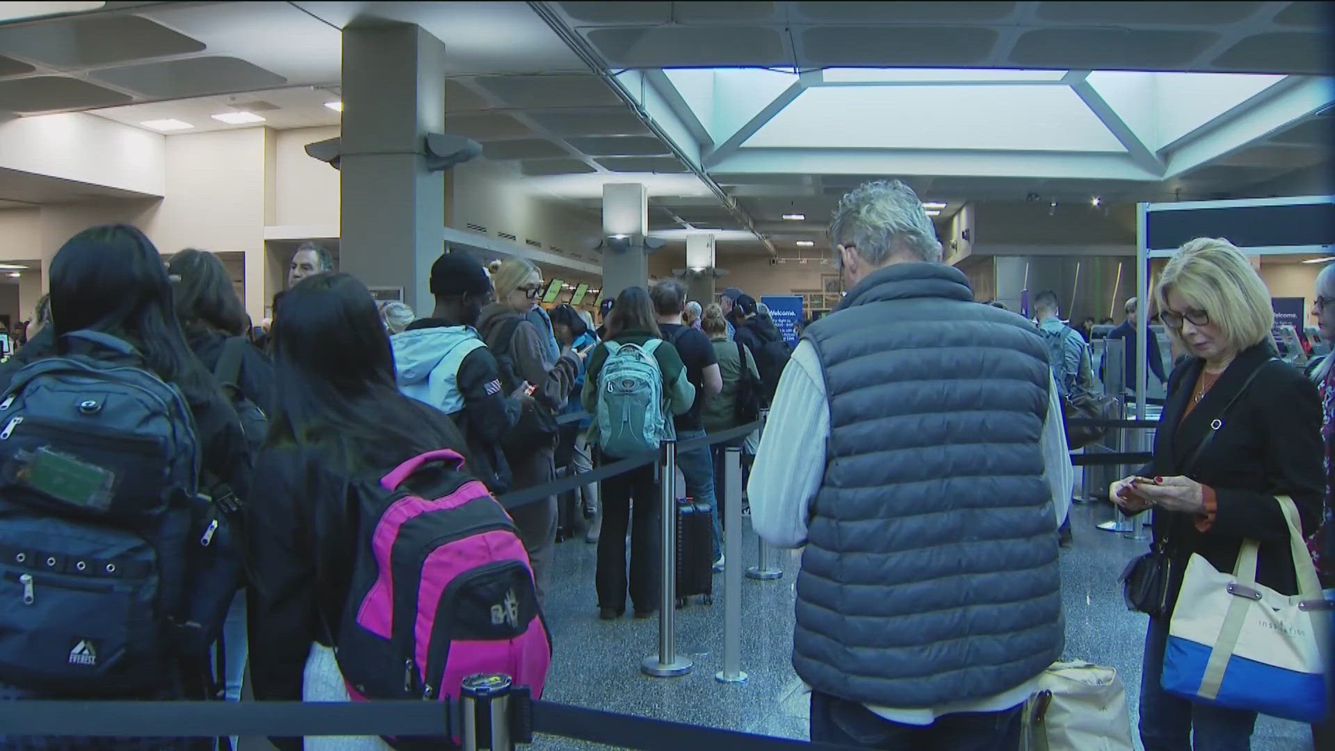 CBS 8's Regina Yurrita reports on the start of the busy Thanksgiving travel week at San Diego International Airport.