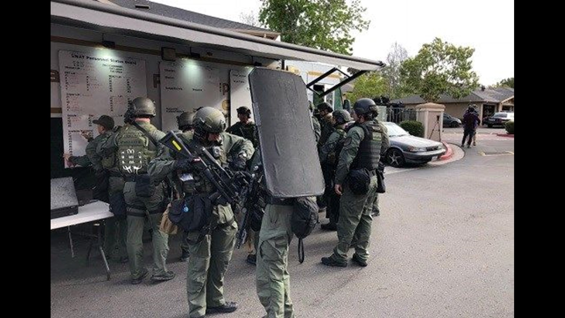 Domestic violence suspect arrested after SWAT standoff in Paradise ...