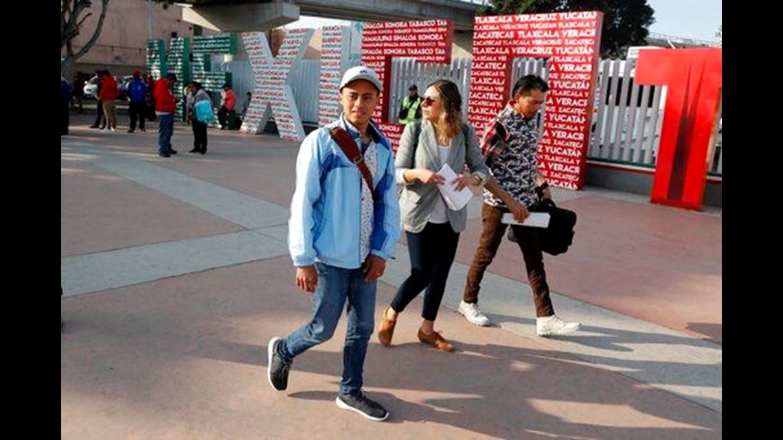 Asylum seekers waiting in Mexico arrive for hearings in US | cbs8.com