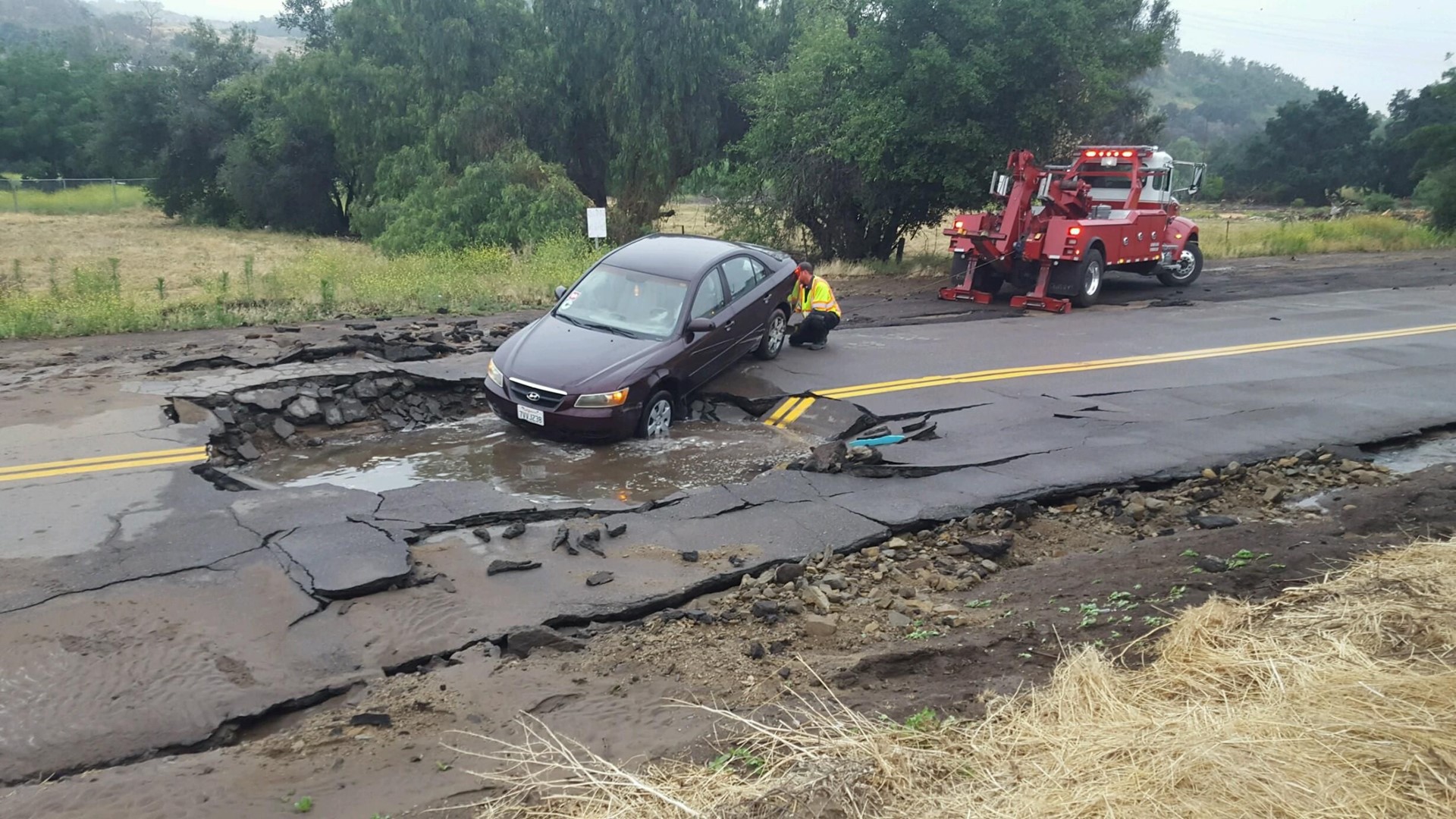 Car Falls Into Large Sinkhole In Lakeside Cbs Com