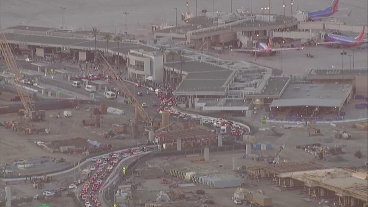 Thanksgiving travelers wait in Terminal 1 Gridlock on busiest travel day of Thanksgiving week