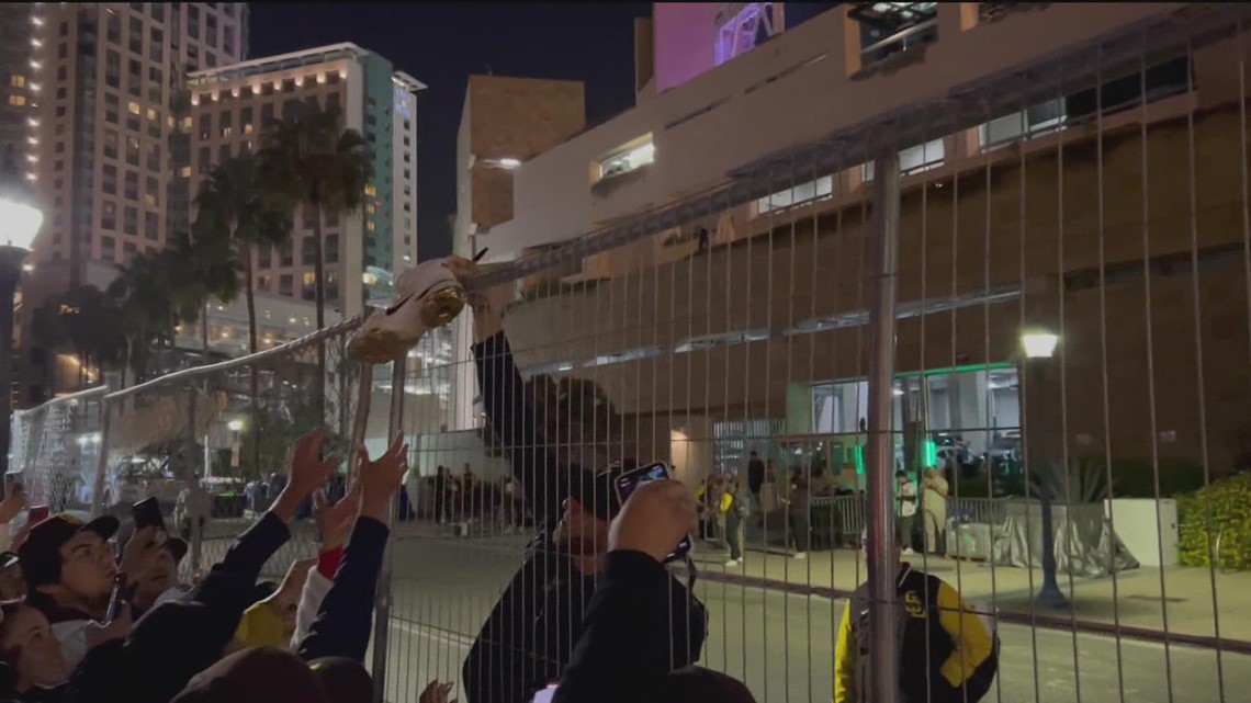 Padres return to San Diego, fans them home after NLCS loss