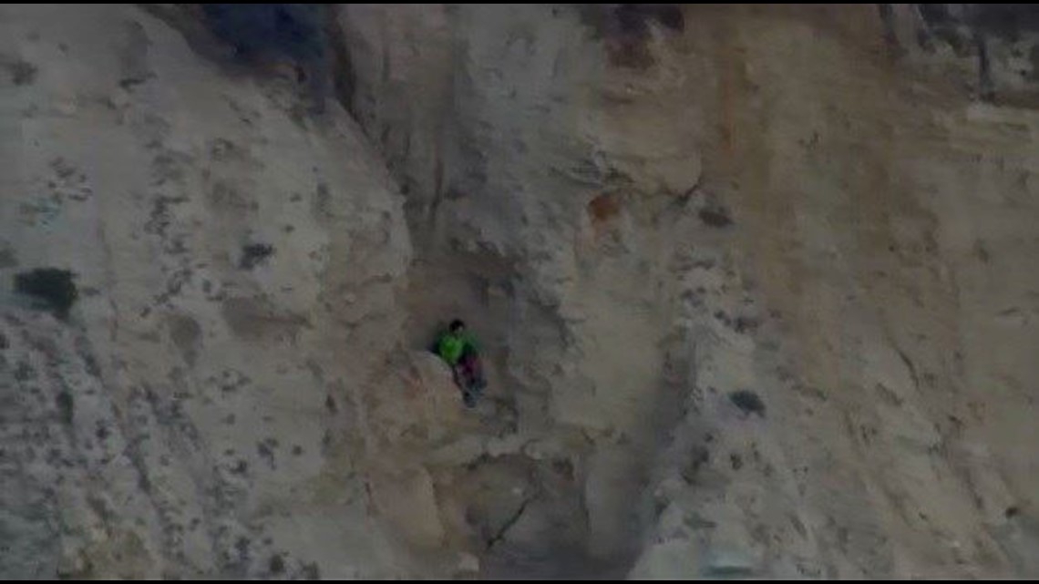 Authorities rescue hiker stuck on cliff in Torrey Pines | cbs8.com