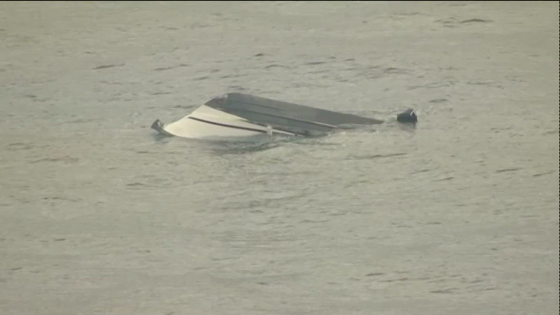 CBS 8's Alex Lai reports on the effort to rescue five people from a boat that capsized about 200 yards off the coast of Bird Rock.