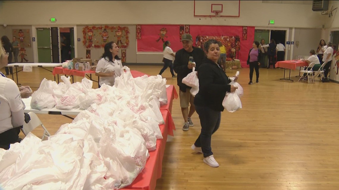 Casa Familiar Gives Thanksgiving Dinners To San Ysidro Families | Cbs8.com