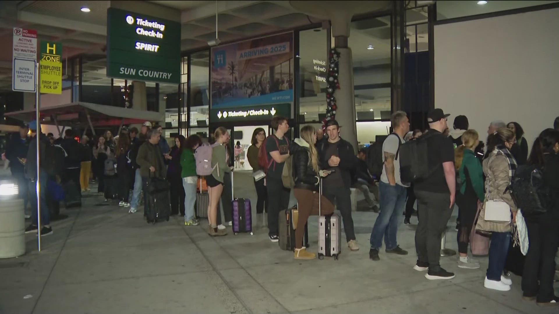Gridlock and long lines at San Diego International Airport | cbs8.com
