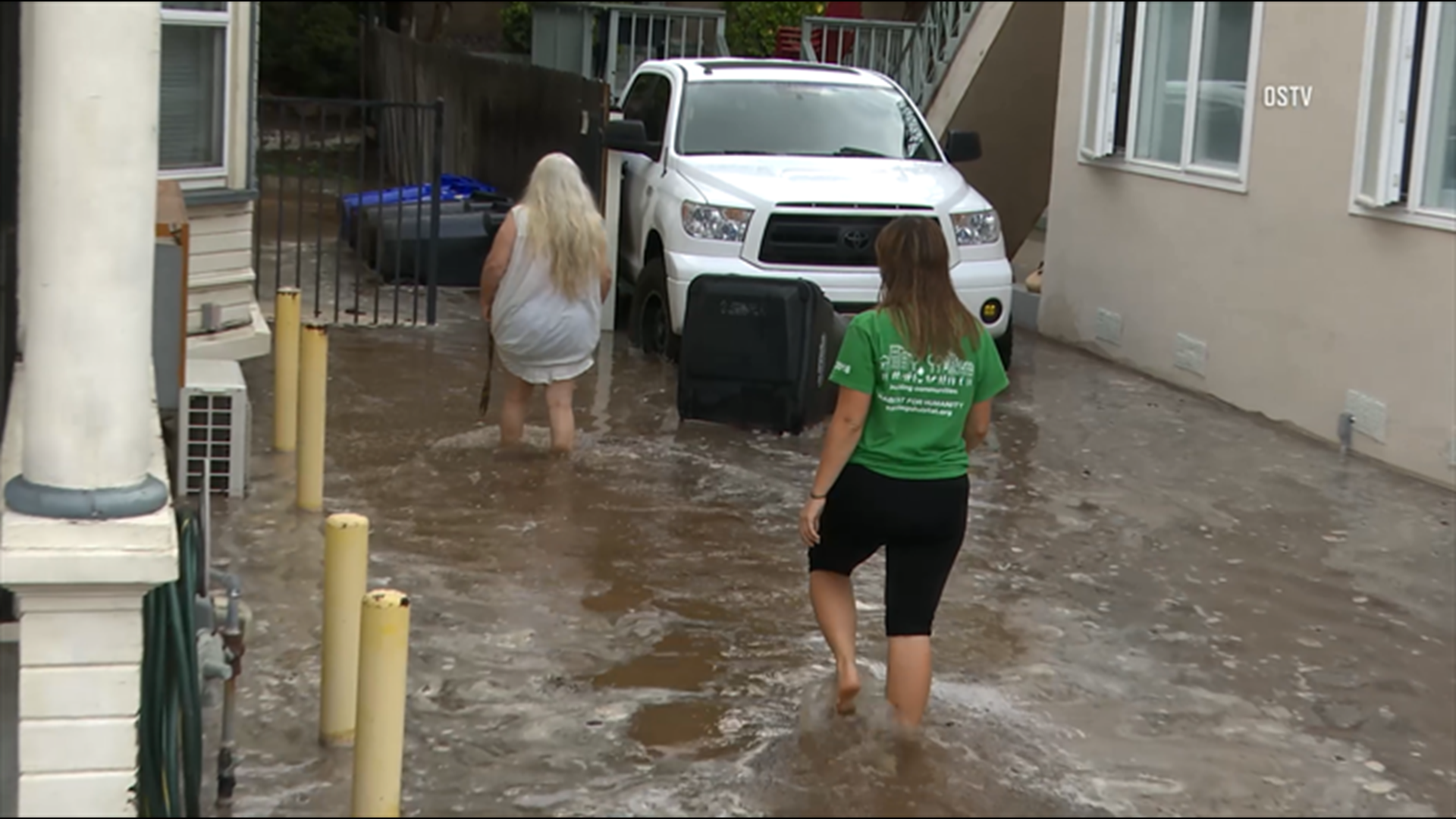 Car shears off hydrant in Bankers Hill causing flooding in nearby homes ...