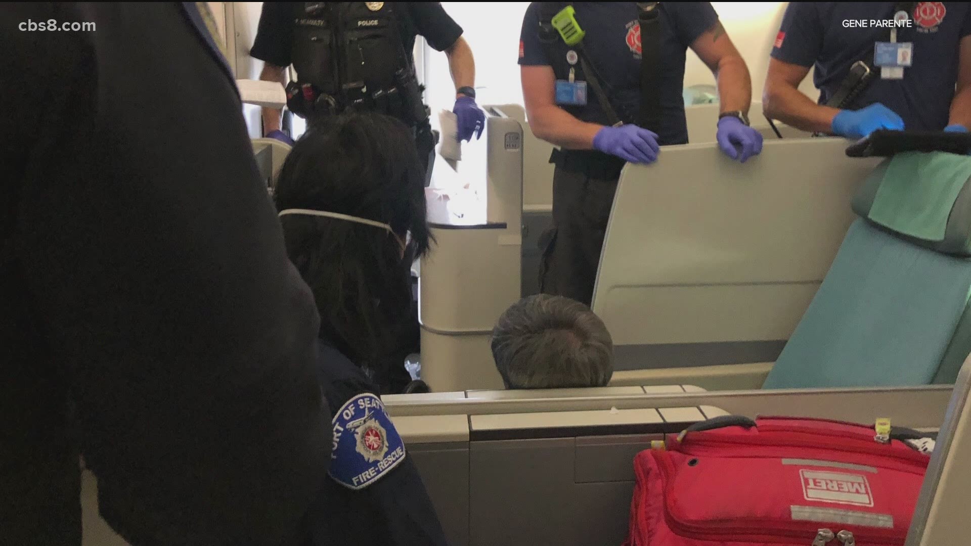 San Diego man helps subdue unruly airline passenger | cbs8.com